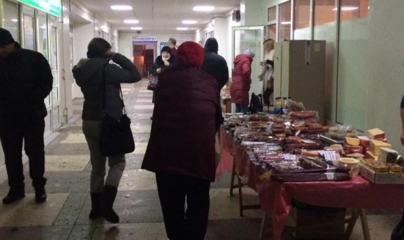 На прилавках в коридоре одной из поликлиник на Дорогожичах торговали колбасой и сыром