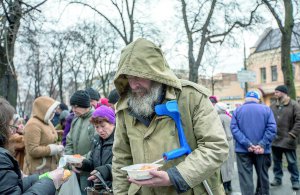 Щосуботи на алеї біля Житнього ринку громадські організації годують безхатьків. Обраний ними бригадир роздає талончики з номерами, за якими формується черга