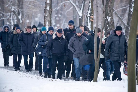 Виталий Кличко ведет нардепов и замов нырять в прорубь в парке "Наталка"