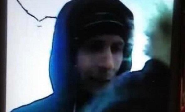 Чоловік, який душив дівчину в ліфті, розридався і почав просити пробачення