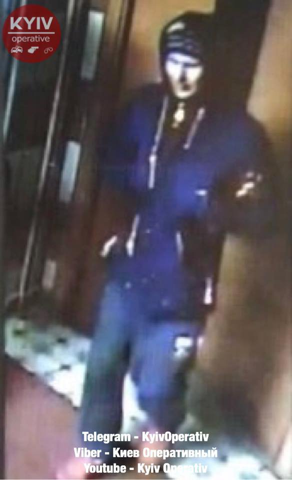 Чоловік, який душив дівчину в ліфті, розридався і почав просити пробачення