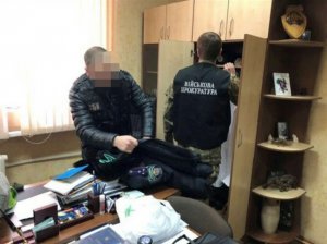 У Кропивницькому правоохоронці спіймали головного лікаря поліклініки Національної поліції на хабарі. Фото: Цензор.НЕТ