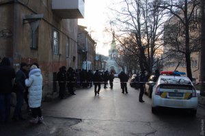 Під час штурму у приміщенні, де ховався зловмисник, працівники поліції виявили ще двох раніше засуджених чоловіків. Фото: 112