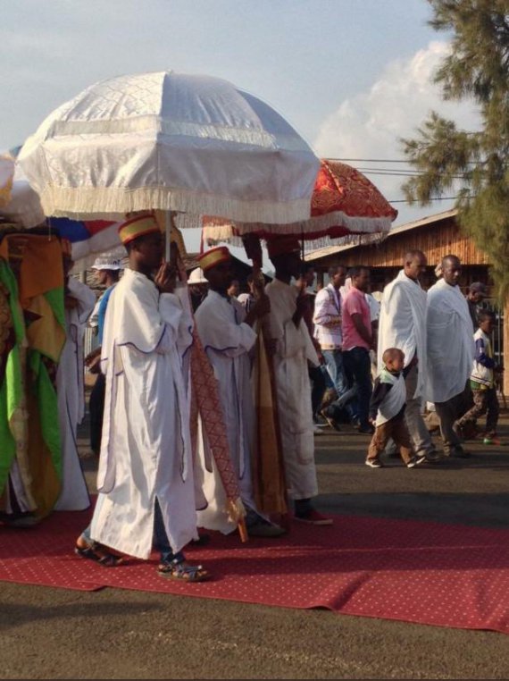 Крещение (Тимкет) в Эфиопии - яркое трехдневный праздник. Сосредоточено вокруг Таботив - символов Ковчега Завета. Сопровождается парадами с религиозными песнями и обрядом обливания водой или купанием