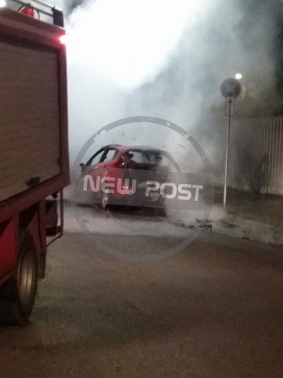 Неизвестные подожгли 3 частных авто возле украинского посольства в Афинах. Территорию забросали бутылками с зажигательной смесью