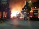 Неизвестные подожгли 3 частных авто возле украинского посольства в Афинах. Территорию забросали бутылками с зажигательной смесью