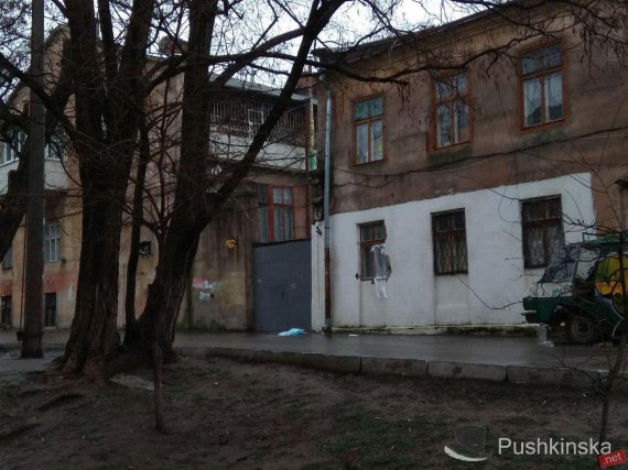 Во время стрельбы на Новосельского пули попали в окна школьной столовой, а у ее стен уже появились первые цветы