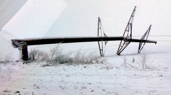 На Одещині снігопади пошкодили сотні опор ліній електропередач. Фото: Канал 24