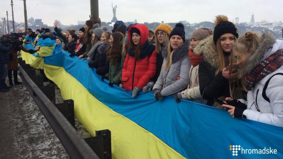 В Киеве на мосту Патона украинцы образовали живую цепь соборности