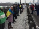 У Києві на мосту Патона українці утворили живий ланцюг соборності