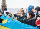 В Киеве на мосту Патона украинцы образовали живую цепь соборности