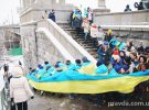 В Киеве на мосту Патона украинцы образовали живую цепь соборности