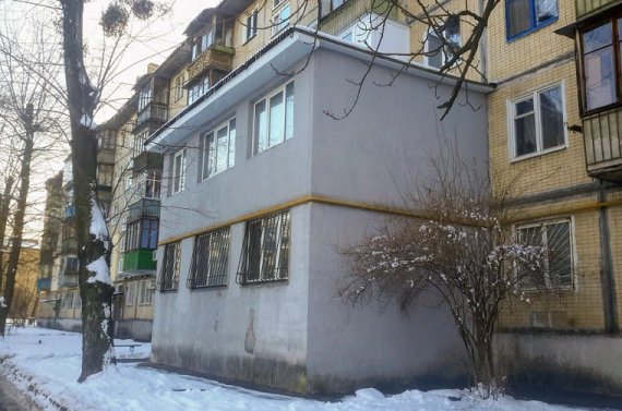 За допомогою балкона мешканці відразу двох квартир значно збільшили свою житлоплощу