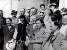 Гнат Юра и Наталья Ужвий среди работников сельского хозяйства. Июнь 1941