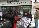 Пикетчики заявили, что латентное «сепартство» во Львове не пройдет и требовали извиниться перед активисткой.