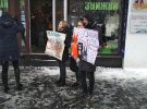 Пикетчики заявили, что латентное «сепартство» во Львове не пройдет и требовали извиниться перед активисткой.
