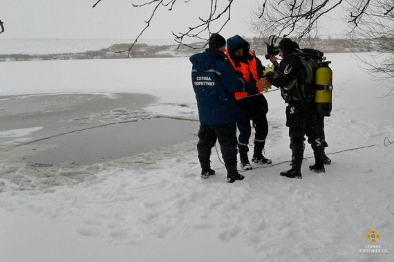 Двоє чоловіків на автомобілі провалилися під лід на річці, один з них загинув