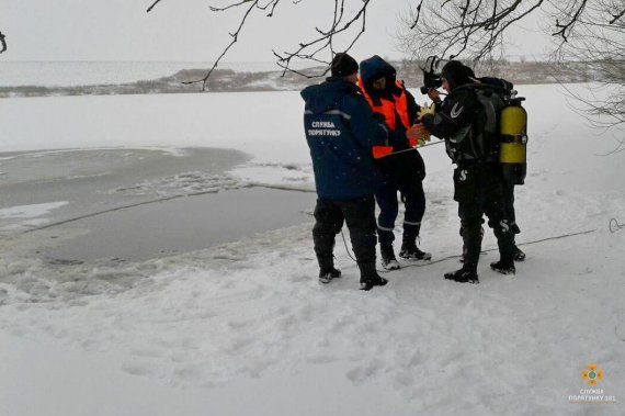 Двое мужчин на автомобиле провалились под лед на реке, один из них погиб