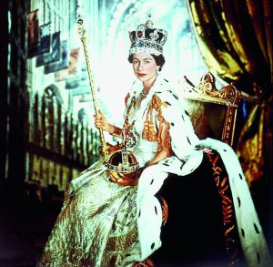 Офіційний портрет Єлизавети II зі скіпетром і державою у короні Британської імперії, червень 1953 року. Монархиня на троні — найдовше за усіх попередників