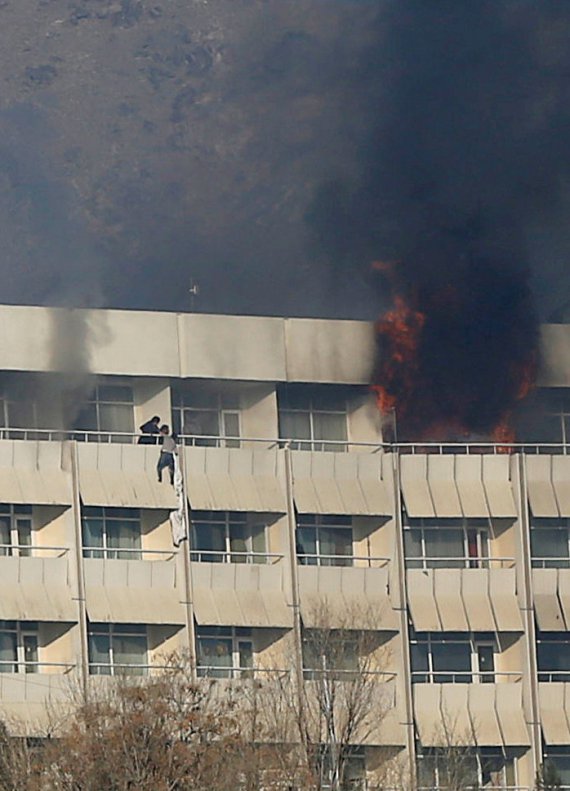 Під час штурму захопленого терористами готелю в афганському Кабулі почалася пожежа. Люди зв’язували простирадла, щоб спуститися поверхом нижче й урятуватися з вогню