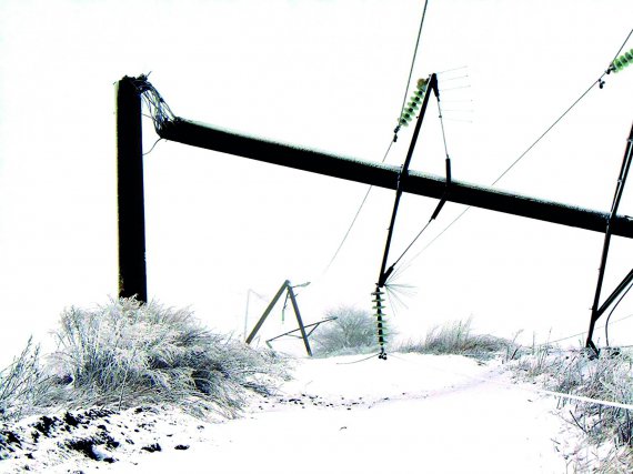 Бетонні стовпи лінії електропередач неподалік Ізмаїла на Одещині не витримали маси снігу і зламалися. Лінія призначена для постачання електроенергії на Бессарабію. З 19 січня регіон накрили найсильніші за 40 років снігопади