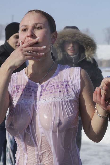 Сексуальные девушки в ледяной проруби, от которых становится жарко