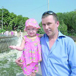 Юрій Ноздровський гуляє з донькою від  другої дружини. Мали спільного сина