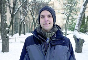 Американець ­Грейсон ­Вебстер стоїть у центрі Києва. В школі ­викладає англійську. Живе в українській ­родині у Клавдієво-Тарасовому неподалік столиці