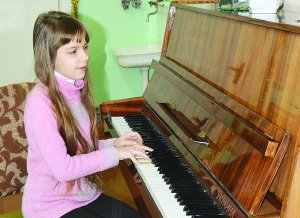 Каріна Солод грає на фортепіано і займається вокалом із п’яти років. Позаторік брала участь у вокальному шоу ”Голос. Діти”