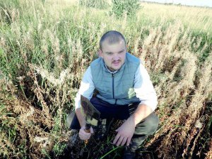 Олександр Шаленко із селища Бородянка на Київщині копає корені іван-чаю.  Продає через інтернет оптом — по три гривні за штуку. Пачка чаю з листя цієї рослини  коштує 75 гривень
