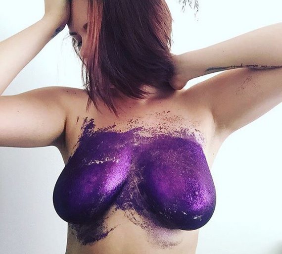 Дівчата пофарбували тіла, щоб підкреслити свою красу