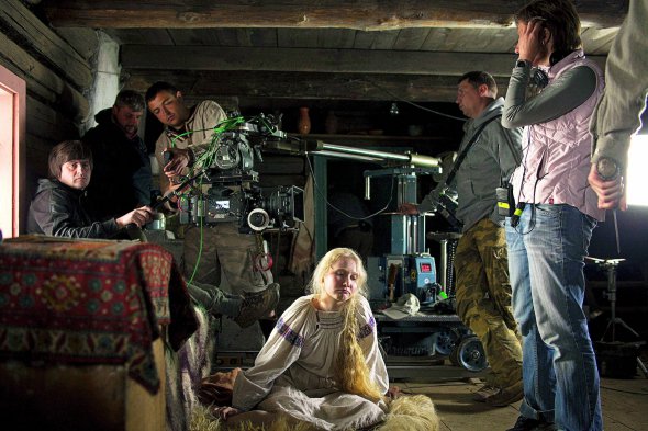 Вероніка Шостак (у вишитій сорочці) у фільмі ”Брати. Остання сповідь” за романом шведського письменника Торґні Ліндґрена ”Джмелиний мед” зіграла жінку, яку все життя ділять двоє рідних братів. Режисер стрічки Вікторія Трофименко (крайня праворуч) перенесла дію книжки зі Скандинавії на Гуцульщину