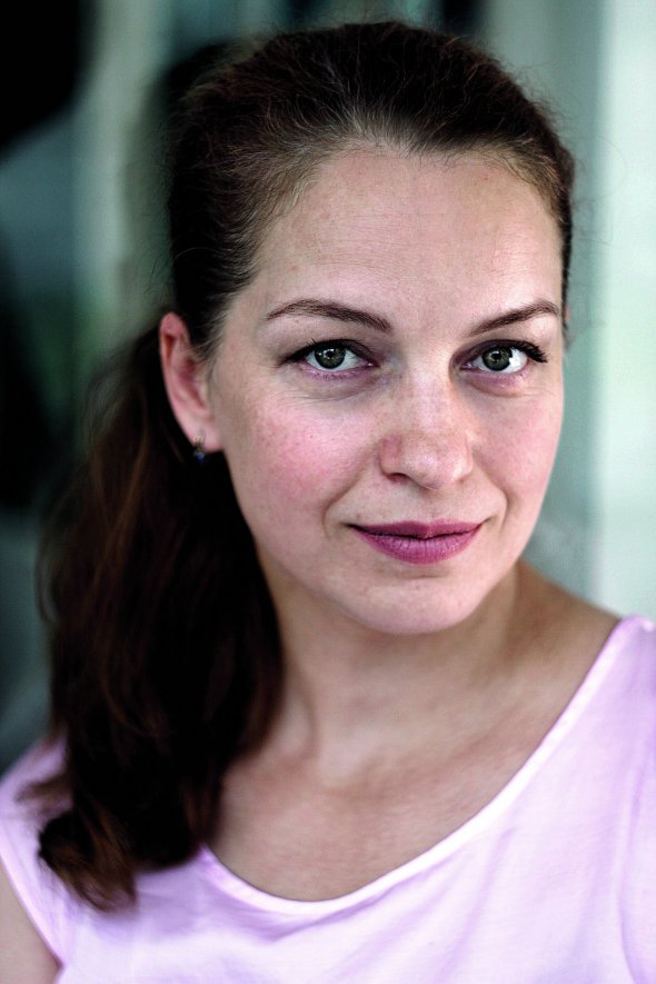 Алла САМОЙЛЕНКО, 44 роки, кастинг-директор кінокомпанії ”Пронто Фільм”. Народилася 22 грудня 1973-го в столиці. Мати – медпрацівник, батько – водій. Закінчила Київський університет театру, кіно й телебачення імені Івана Карпенка-Карого. За фахом – кінознавець. Працювала в Національному конкурсі ”Міс Україна”, менеджером модельного агентства. Із 2004-го – кастинг-директор у ”Пронто Фільм”. Знайшла акторів для понад 60 стрічок. Як актриса зіграла невеликі ролі в картинах ”За загадкових обставин”, ”Матч”, ”Україно, гудбай”, ”Пастка”, ”Голден Лав”, ”Нюхач-3”, ”Коли падають дерева”. Спрямовувала українських акторів для участі у проектах у Польщі, Німеччині, Болгарії, Італії, Великій Британії. Вдова. Чоловік помер сім років тому. Живе з молодшим сином Глібом, 22 роки, і свекрухою. Старший 23-річний Ілля служить на Донбасі