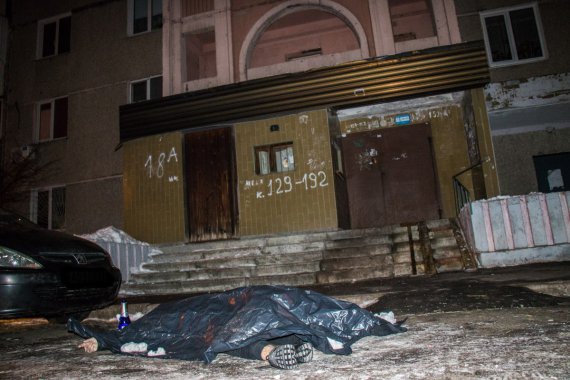 Труп парня обнаружили прямо у входа в третий подъезд на ул. Радунская, 18а