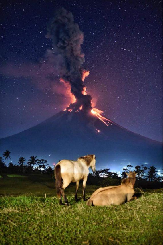 Самый активный вулкан Филиппин Майон напугал филиппинцев выбросом лавы
