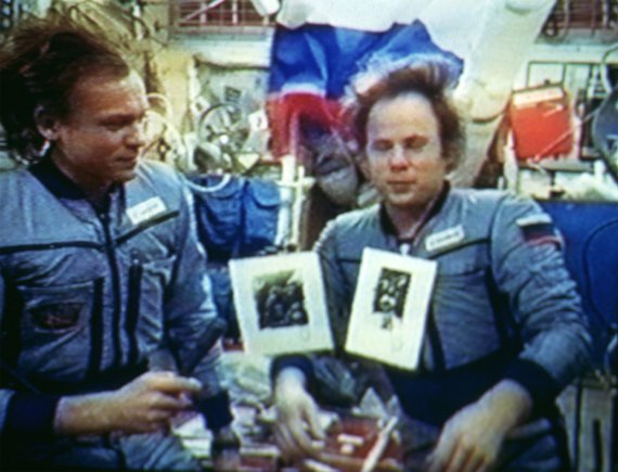 Офорты художника увидели российские космонавты Сергей Авдеев и Анатолий Соловьев
