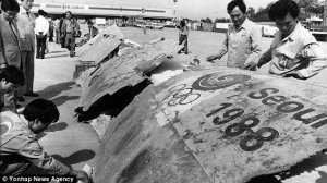Уламки літака, привезені в Південну Корею для розслідування в 1990 році