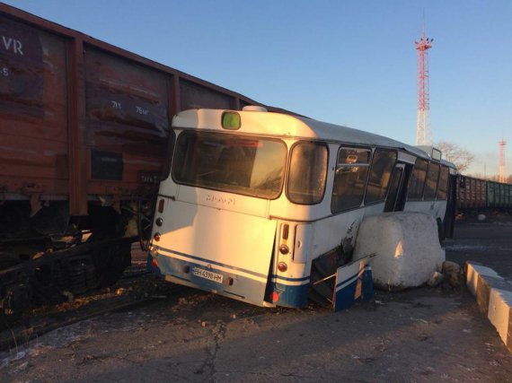  На території морського торговельного порту м.Чорноморськ сталося зіткнення між товарним потягом та автобусом, який перевозив людей