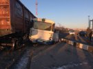 На территории морского торгового порта г.Черноморск  произошло столкновение между товарным поездом и автобусом, который перевозил людей