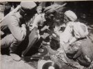 Комиссар воинского подразделения беседует с народом в окрестностях Самарканда в 1930-е годы