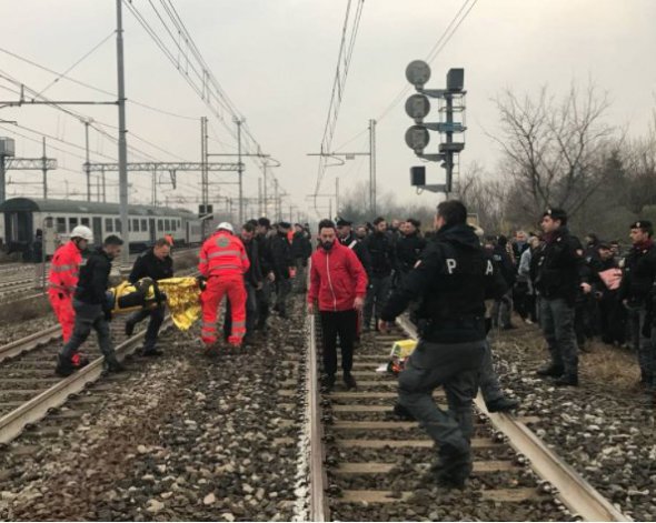 В Италии сошел с рельсов пассажирский поезд.