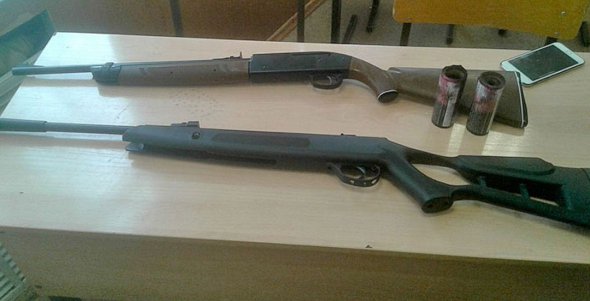 2 пневматичні ручшниці та 2 димові шашки, котрі використовував школяр