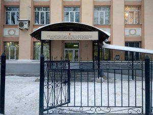 Подія сталася в будівлі Самарського коледжу сервісу виробничого обладнання. Там тимчасово навчаються учні школи.