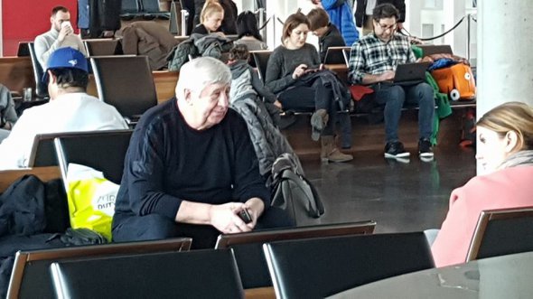 Екс-генпрокурор Віктор Шокін чекає літак в аеропорту Цюриха