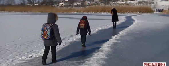 Дети каждый день вынуждены добираться до школы по льду толщиной 5 сантиметров.