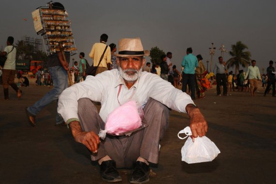 Фотограф Сергій Строітелєв показав на знімках людей з індійського пляжу Джуху