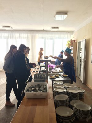 Школярі школи-гімназії №6 прийшли на обід. В меню - картопляне пюре, курячі крильця, тефтелі і духові піци. Фото: gazeta.ua