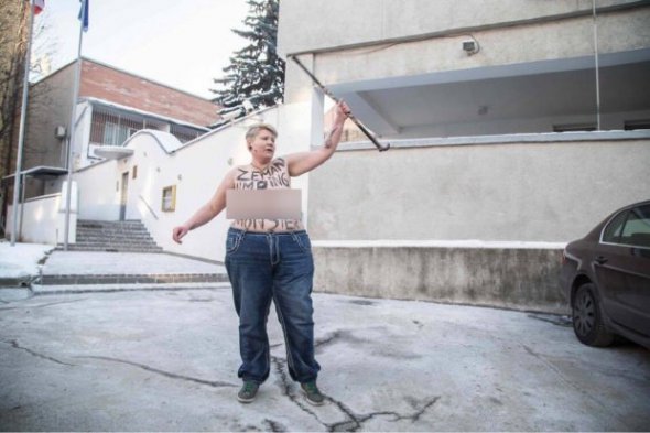 Активістка Femen переплутала і роздяглася не під тим посольством у Києві (18+). Фото: Канал 24