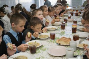 В школьной столовой Днепропетровщины детям еду накладывали руками. Фото: УНИАН