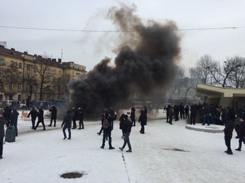 Акция под Львовским цирком закончилась столкновением